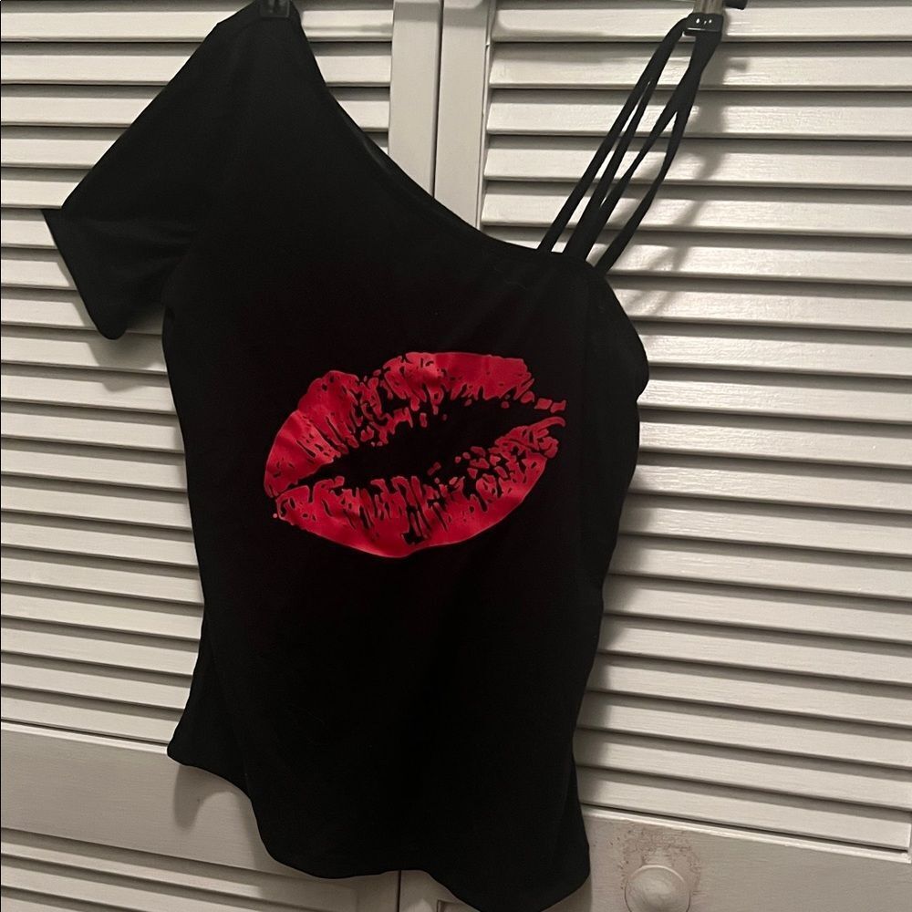 #1072+ Black One-Shoulder Tank with Red Lip Print - Picture 2 of 4